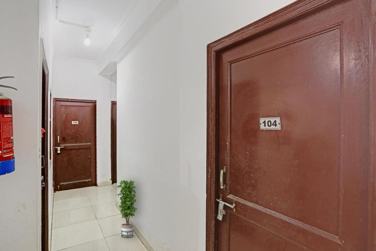 Collection O Mayank Guest House Near Iskcon Temple Noida Kālkāji Devi Exterior foto